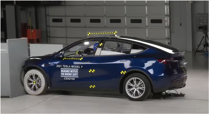 테슬라 모델 Y IIHS 충돌 안전 테스트 사진