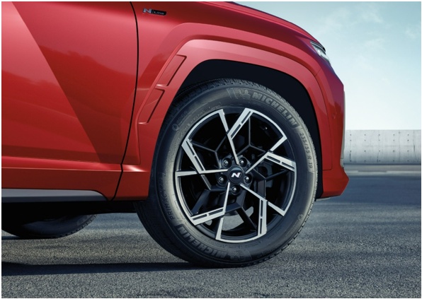 2026 투싼 가솔린 1.6 터보 N Line 전용 19인치 알로이 휠 디자인 및 235/55 R19 미쉐린 타이어