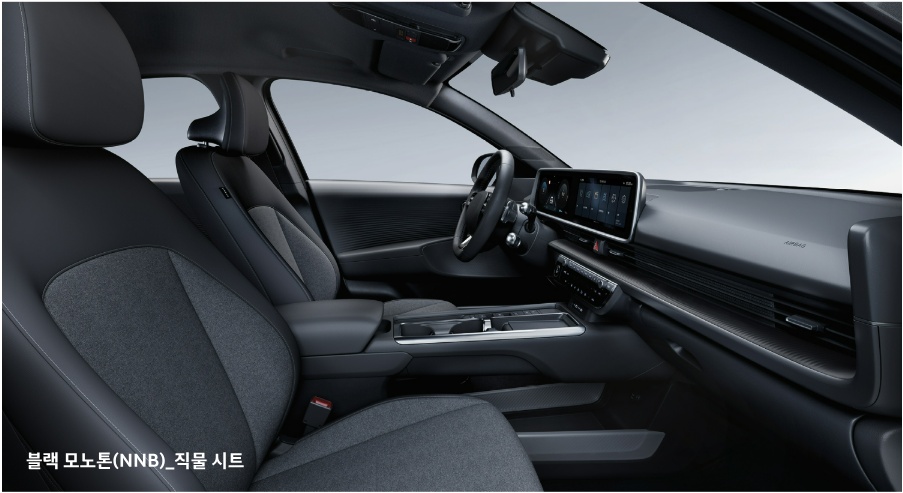 더 뉴 아이오닉 6 롱레인지 이-라이트 트림 블랙 모노톤 내장 컬러 및 직물 시트
