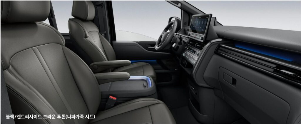더 뉴 스타리아 하이브리드 라운지 블랙/엔트러사이트 브라운 투톤 내장 컬러 및 나파가죽 시트