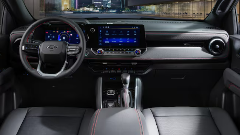 올 뉴 콜로라도 젯블랙 내정 컬러 및 천연가죽 시트